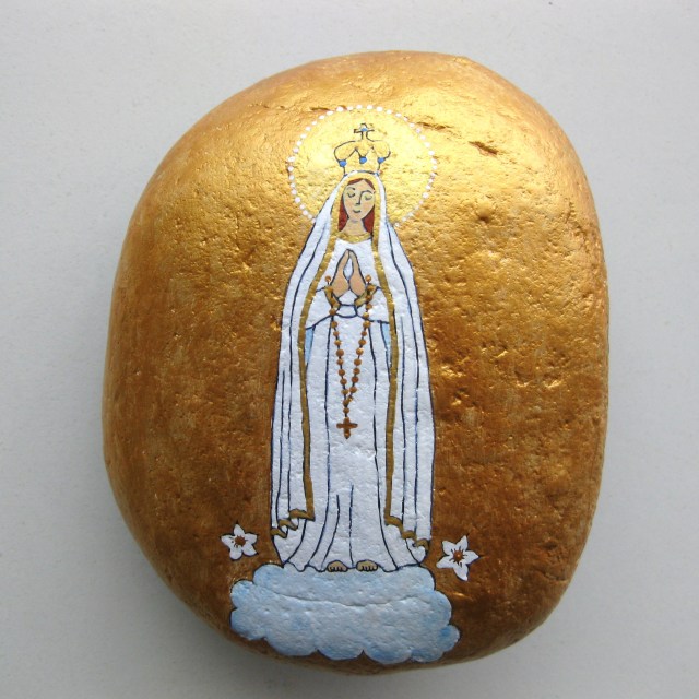 Virgen de Fatima sobre piedra