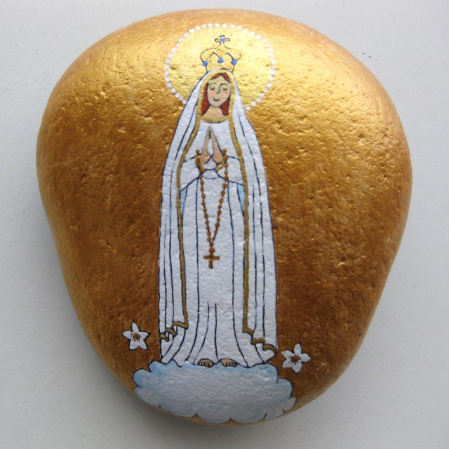 Virgen de Fatima sobre piedra